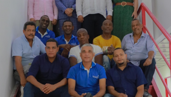 Santo Domingo.- Fabricio Gómez Mazara, posa junto al equipo de trabajo de Promipyme que esta realizando la remodelacion de la nueva sucursal de la entidad, que estará ubicada en la Plaza Mall 77, de la avenida Gregorio Luperón del Distrito Nacional.